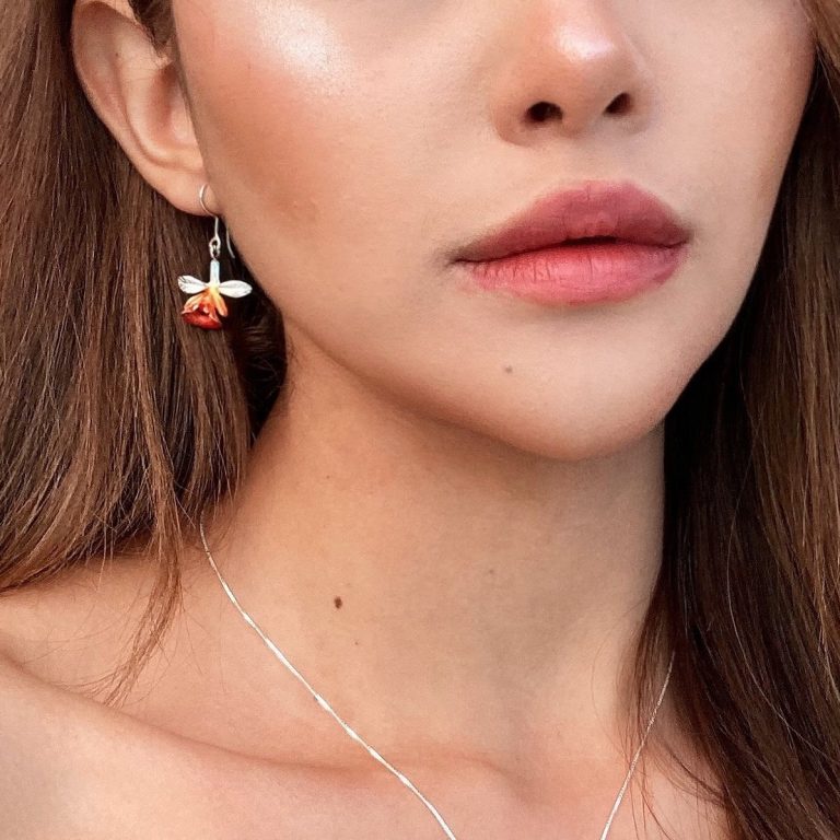 Modelo aretes orquidea, joyeria en plata, pendientes elaborados con plata ecologica eden joyas