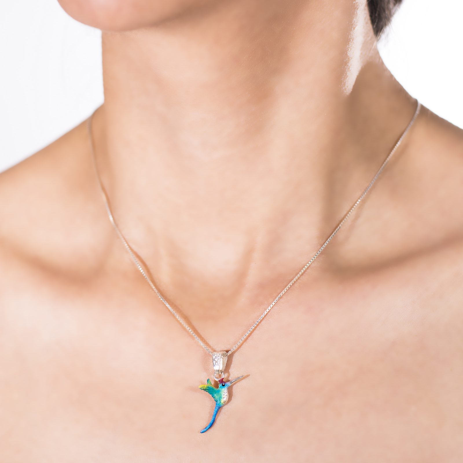 Collar colibri copete rojo, cadena en plata, joyas elaboradas con plata ecologica eden joyas