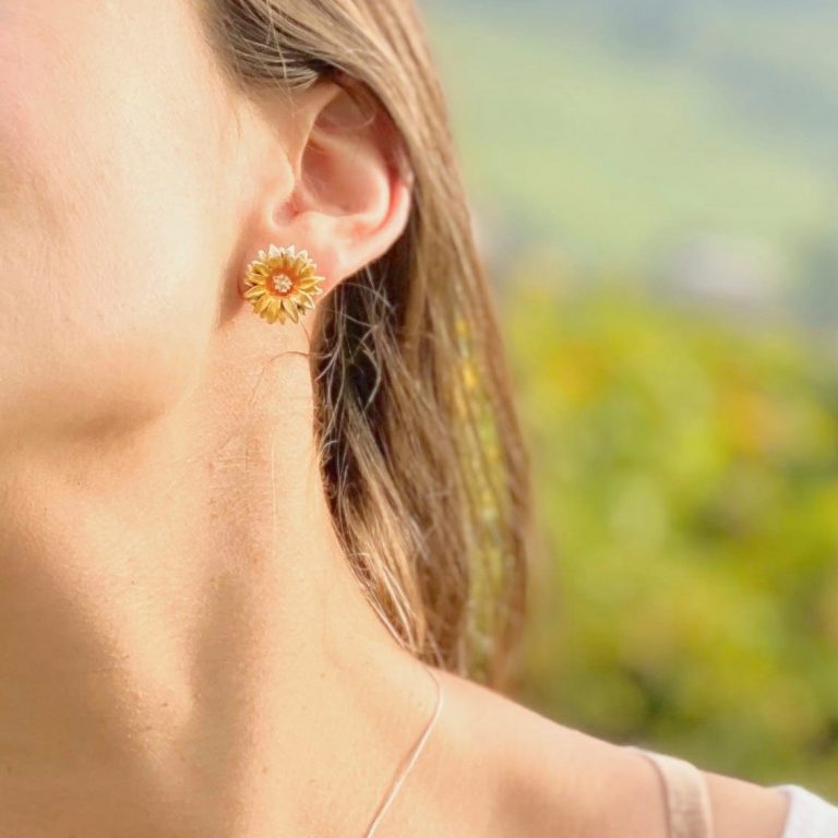 Modelo aretes girasol, joyeria en plata, pendientes elaborados con plata ecologica eden joyas